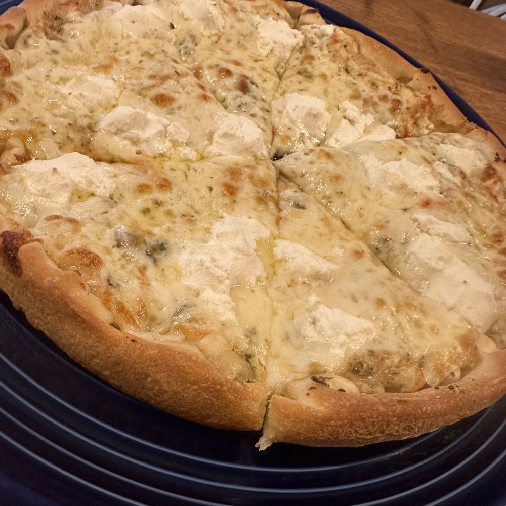 White Pizza without the tomatos. White Pizza without the tomatos.
