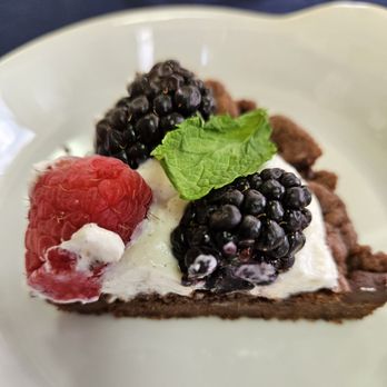 River Whey Creamery - Berries with Midsummer Surprise and Chocolate cookie - Cheese Tasting Classes Near Me - Selma, Texas