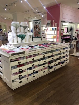 ヴィクシー　スキャンダラス Victoria's Secret & PINK, 13350 Dallas Pkwy, Ste 1600