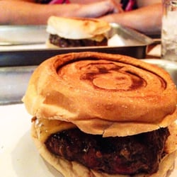 Bronco Burger - Carne (de costela), queijo e bacon... simplesmente perfeito!