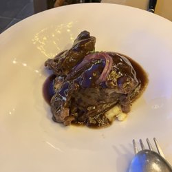 La Soldreria - Carrillera de novilla estofada, puré, jugo de carne y ensalada de cebolla roja