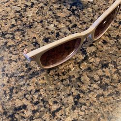 Quicklotz - Broken sunglasses, missing one arm