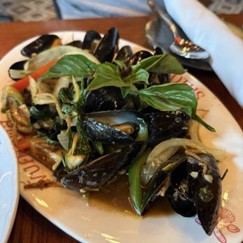 Pink Lotus Thai Restaurant - SPICY CLAMS WITH THAI HERBS (they only had mussels) - $19 - Thai Near Me - Atlanta, Georgia
