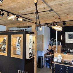 J  Mcveigh Jewelry - Beautiful aesthetic to the jewelry store.