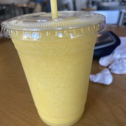 Une Tasse Cafe - Peach mango smoothie
