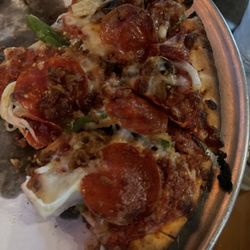 Lewey Qs Tap - Hilltopper pizza