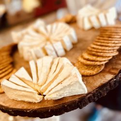 Ginkgo Catering - Brie cheese wheels and crackers