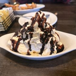 The Farmers Beef and Brew - Vanilla Icecream Scoop with Fudge and Whipcream