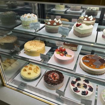 Tous Les Jours - Cake Case - Bakeries Near Me - Novi, Michigan