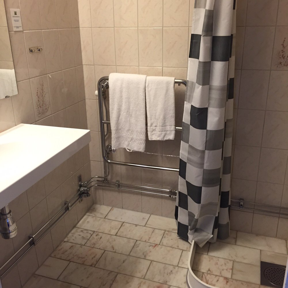 Good Morning - bathroom with flooding issues - Hotels Near Me - Karlstad, D