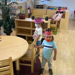 Safari Kid - Menlo Park - Art project: crown. Little prince and princess roaming around showing off their crowns.