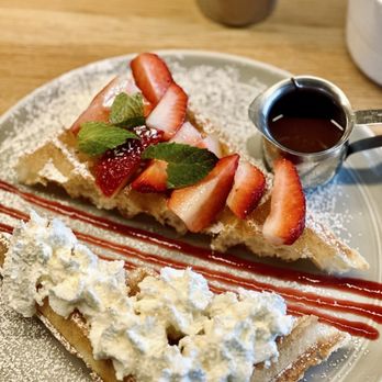 Nero Waffles - Fraise et chocolate with Liege - Waffles Near Me - Vancouver, British Columbia
