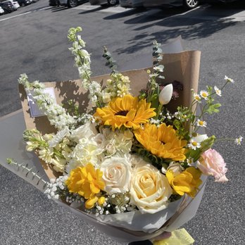 Bloom In Box - medium bouquet with sunflowers - Florists Near Me - La Palma, California Bloom In Box - medium bouquet with sunflowers - Florists Near Me - La Palma, California
