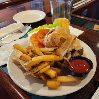 Bunratty Tavern - Supreme burger - Irish Near Me - Reading, Massachusetts