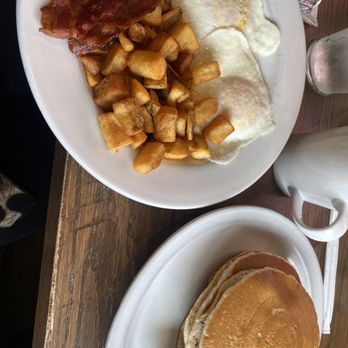 Frizzle Chicken Cafe - Everything breakfast - Breakfast & Brunch Near Me - Pigeon Forge, Tennessee