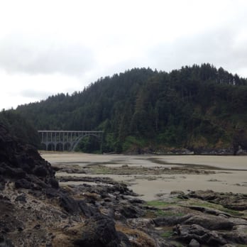 Le Chateau Inn - Heceta Beach, looking back toward the tunnel and bridge - Hotels Near Me - Florence, Oregon