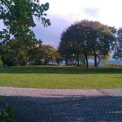 GZ Schindlergut - Blick über grosse Parkfläche