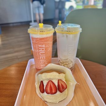 Truewin Tea Shoppe - Strawberry Soufflé ($9.95), Left: Creme Peach Green Tea ($6.75), Right: Bobochacha ($7.77) - Bubble Tea Near Me - Newark, California Truewin Tea Shoppe - Strawberry Soufflé ($9.95), Left: Creme Peach Green Tea ($6.75), Right: Bobochacha ($7.77) - Bubble Tea Near Me - Newark, California