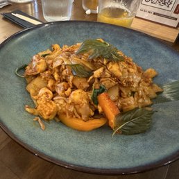 Pad Kee Mao, larger than appears big plate Pad Kee Mao, larger than appears big plate