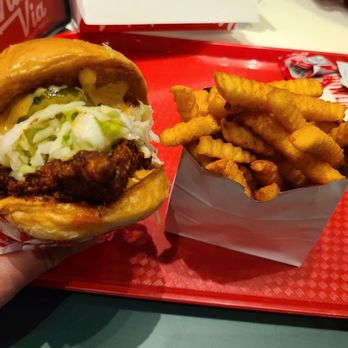 Howlin’ Ray’s - Sandwhich and fries - Southern Near Me - Las Vegas, Nevada