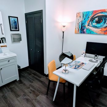 Walnut Vision - Contact Lens Training Room. We can fit you in a variety of contact lenses to suit your needs, including dailies, multifocal, and scleral. - Optometrists Near Me - Garland, Texas