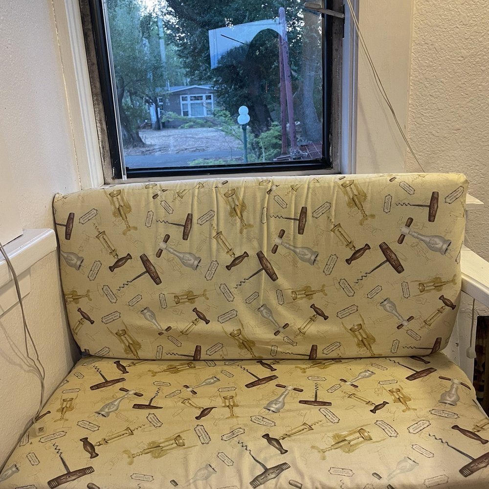 Featherbed Railroad - Cosy seats in the cupola - Bed & Breakfast Near Me - Upper Lake, California