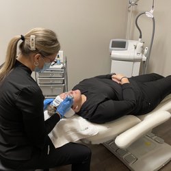 CV Advanced Aesthetics - Julie performing micro threading