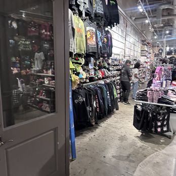 Hot Topic - Men's Clothing Near Me - Santa Clara, California