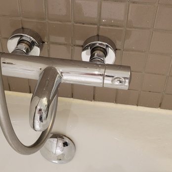 Mövenpick Hotel Amsterdam City Centre - Pay attention for shower bath water controls. Knob on left directs water to bath and shower faucets. Right hand knob controls water temp. - Hotels Near Me - Amsterdam, New Hampshire