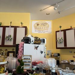 Honey Bee Bakery - Atmosphere