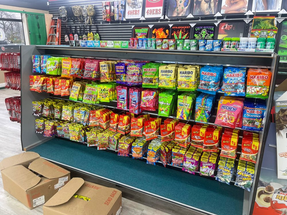 SMOKE SHOP & MORE Updated September 2024 8300 Brentwood