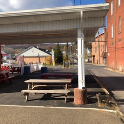 Duke's Snack Bar - Outside covered seating