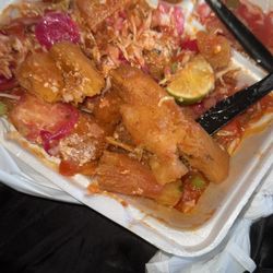 Mi Comida Hondureña - Es injusto que no me hallan puesto chicharrón nomás la pura yuca con repollo y por esto pagar 15 dlrs Yuca Con Chicharron