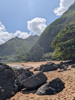 Tunnels Beach by null