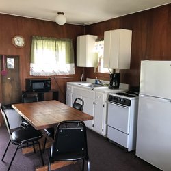 Poppy's Pointe - cabin 2 kitchenette