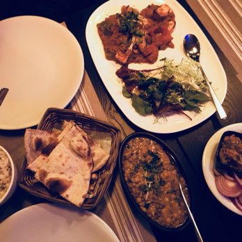 Mayfair Garden - Paneer tikka, daal mix, chapati, jeera rice. Onions, hot chilis and pickled mango were complimentary. - Indian Near Me - Paris, 75