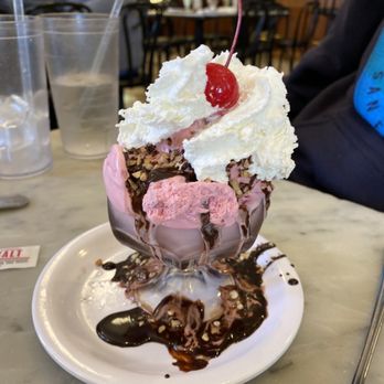 Fenton's Creamery - Small sundae - Ice Cream & Frozen Yogurt Near Me - Vacaville, California Fenton's Creamery - Small sundae - Ice Cream & Frozen Yogurt Near Me - Vacaville, California
