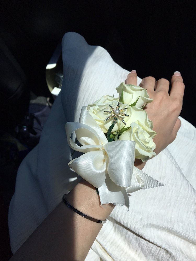 MERRICRAFT FLORIST Updated May 2024 20 Reviews 13955 Merriman Rd