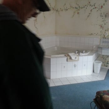 Auld Holland Inn - Tub in room - Hotels Near Me - Oak Harbor, Washington