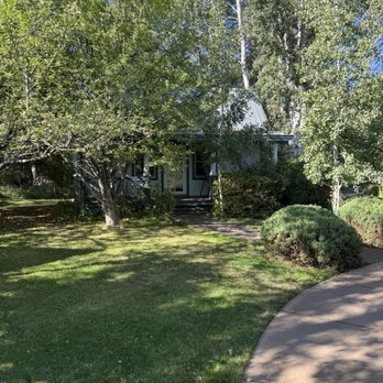 Apple Orchard Inn - Beautiful grounds with water features. The walk ways are wheelchair friendly. - Bed & Breakfast Near Me - Durango, Colorado Apple Orchard Inn - Beautiful grounds with water features. The walk ways are wheelchair friendly. - Bed & Breakfast Near Me - Durango, Colorado