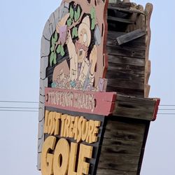 Professor Hacker’s Lost Treasure Golf - Street sign