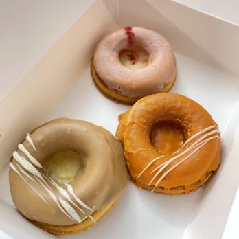 Third Culture Bakery - Banana Dulce De Leche, Thai Tea, & Guava Cheesecake (Mochi Butter Donuts) - Bakeries Near Me - Walnut Creek, California