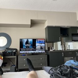 One King West Hotel & Residence - Nice, clean room. Great amenities and close to all in downtown Toronto. TTC stops in front of hotel and subway right across the steeet.