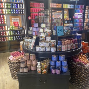 Bath & Body Works - Very organized store - Cosmetics & Beauty Supply Near Me - Birmingham, Alabama