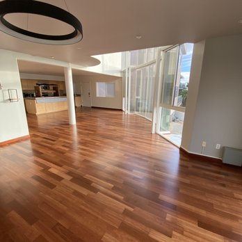 Da Vinci Floors - an empty living room with wood floors - Flooring Near Me