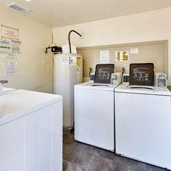 Arbor Inn Motel - Oakridge - Laundry Room & Guest Bathrooms with showers. Showers (non guests avail for a fee)