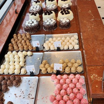 Aux Merveilleux de Fred - Desserts Near Me - Paris, 75 Aux Merveilleux de Fred - Desserts Near Me - Paris, 75