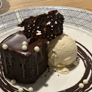 Salt Traders Zilker - Chocolate stout cake with Baileys Ice cream - Seafood Near Me - Austin, Texas Salt Traders Zilker - Chocolate stout cake with Baileys Ice cream - Seafood Near Me - Austin, Texas
