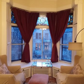 Gingerbread Manor Bed & Breakfast - Bay Window View - Bed & Breakfast Near Me - Montreal, Quebec