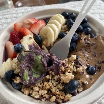 The Juicery - Whole spinach leaves in açaí bowl - Juice Bars & Smoothies Near Me - Boston, Massachusetts